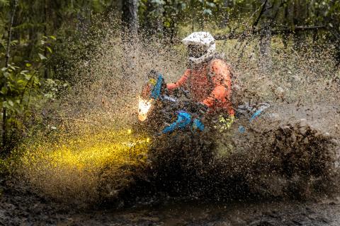 Mootorrattur läbib veega täitunud metsarada – Alakonnu Ralli 2025