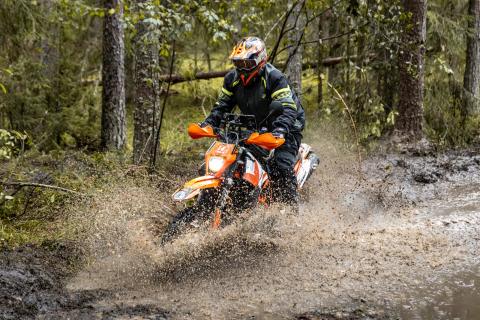 Mootorrattur läbib veega täitunud metsarada – Alakonnu Ralli 2025