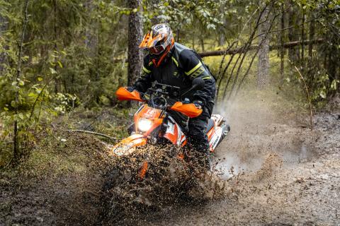 Mootorrattur läbib veega täitunud metsarada – Alakonnu Ralli 2025