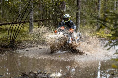 Mootorrattur läbib veega täitunud metsarada – Alakonnu Ralli 2025