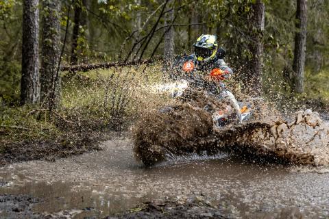 Mootorrattur läbib veega täitunud metsarada – Alakonnu Ralli 2025