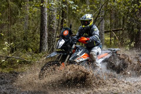 Mootorrattur läbib veega täitunud metsarada – Alakonnu Ralli 2025