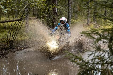 Mootorrattur läbib veega täitunud metsarada – Alakonnu Ralli 2025