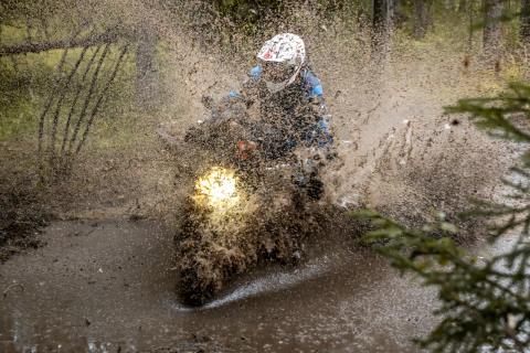 Mootorrattur läbib veega täitunud metsarada – Alakonnu Ralli 2025