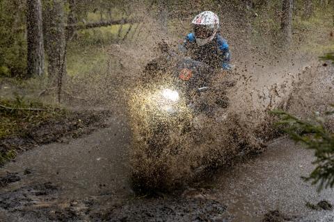 Mootorrattur läbib veega täitunud metsarada – Alakonnu Ralli 2025