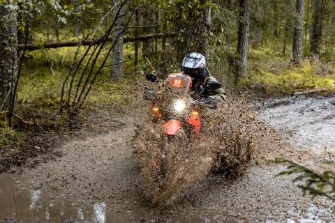 Mootorrattur läbib veega täitunud metsarada – Alakonnu Ralli 2025