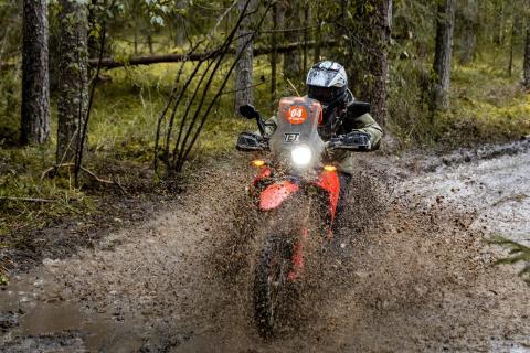 Mootorrattur läbib veega täitunud metsarada – Alakonnu Ralli 2025