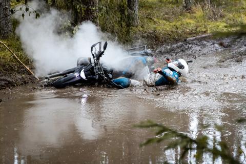 Mootorratturid veega täitunud metsarajal – Alakonnu Ralli 2025