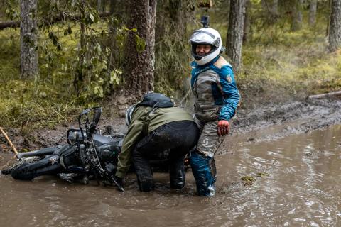 Mootorratturid veega täitunud metsarajal – Alakonnu Ralli 2025
