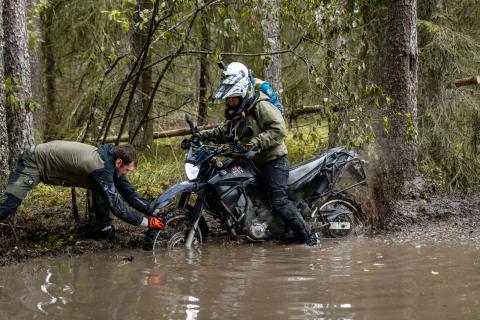 Mootorratturid veega täitunud metsarajal – Alakonnu Ralli 2025