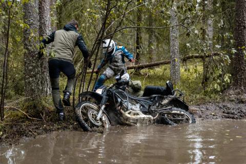 Mootorratturid veega täitunud metsarajal – Alakonnu Ralli 2025