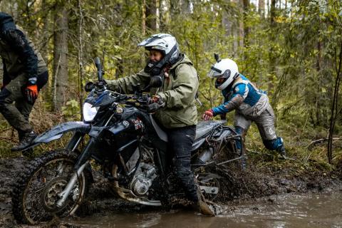 Mootorratturid veega täitunud metsarajal – Alakonnu Ralli 2025