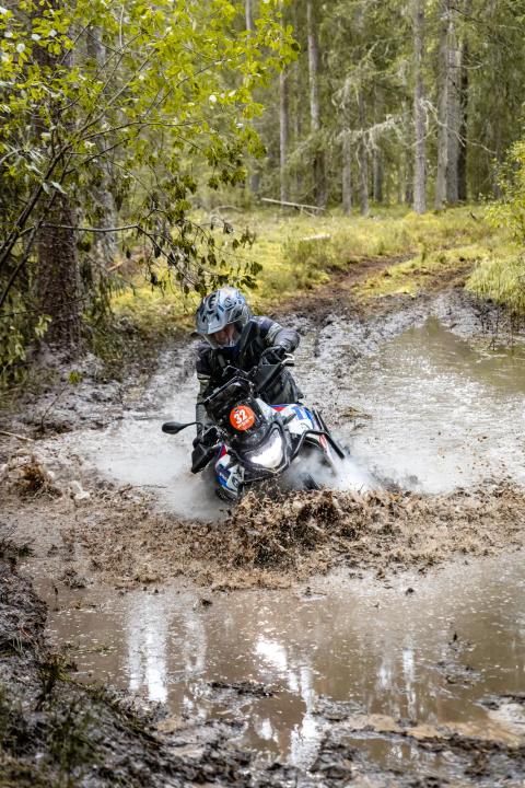 Mootorrattur läbib veega täitunud metsarada – Alakonnu Ralli 2025