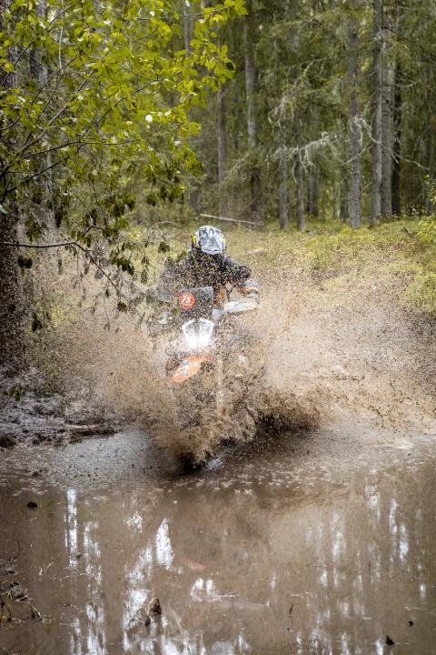 Mootorrattur läbib veega täitunud metsarada – Alakonnu Ralli 2025