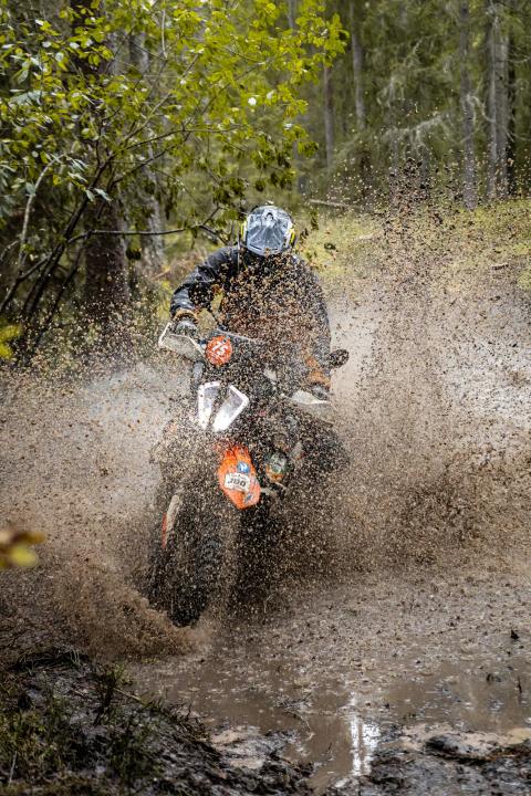 Mootorrattur läbib veega täitunud metsarada – Alakonnu Ralli 2025