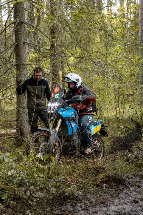 Mootorrattur läbib veega täitunud metsarada – Alakonnu Ralli 2025