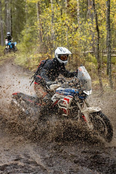 Mootorrattur läbib veega täitunud metsarada – Alakonnu Ralli 2025