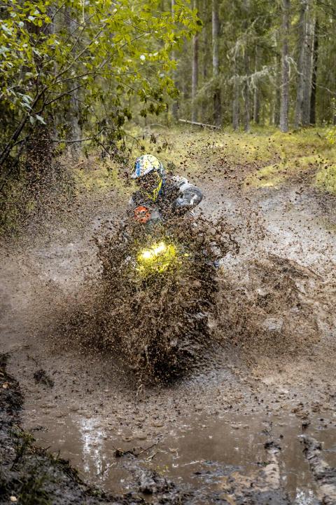 Mootorrattur läbib veega täitunud metsarada – Alakonnu Ralli 2025