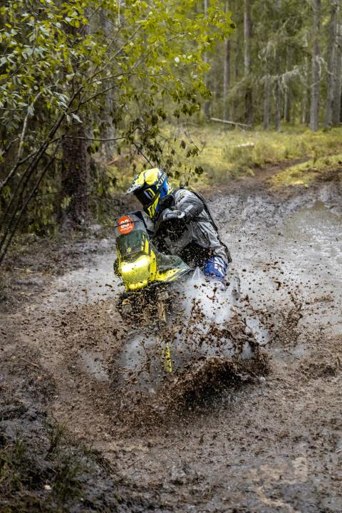 Mootorrattur läbib veega täitunud metsarada – Alakonnu Ralli 2025
