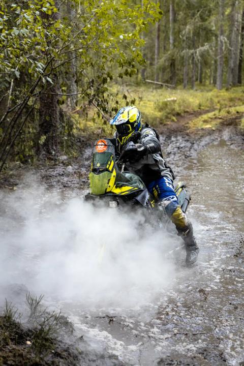 Mootorrattur läbib veega täitunud metsarada – Alakonnu Ralli 2025
