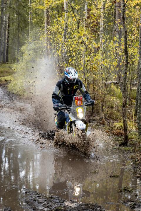 Mootorrattur läbib veega täitunud metsarada – Alakonnu Ralli 2025