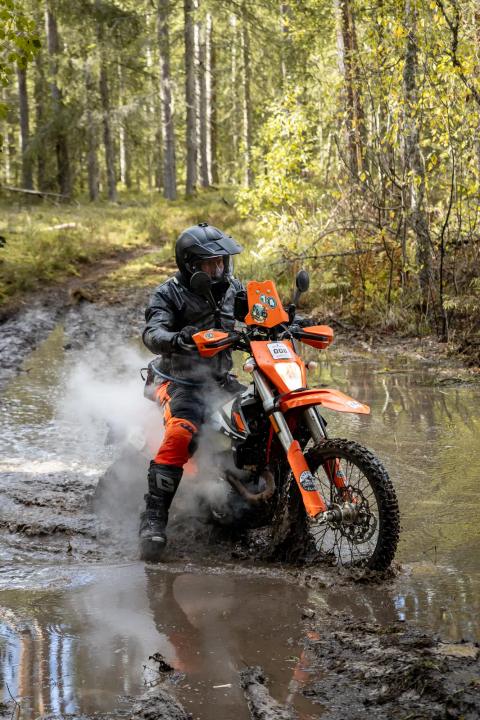 Mootorrattur läbib veega täitunud metsarada – Alakonnu Ralli 2025