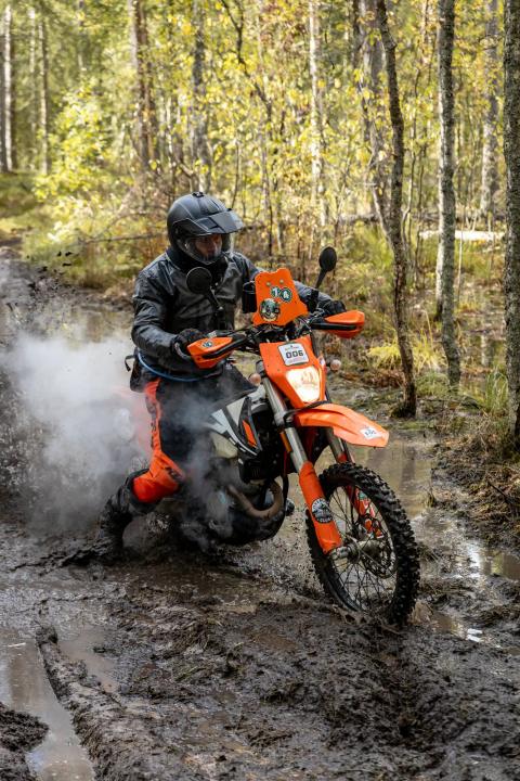 Mootorrattur läbib veega täitunud metsarada – Alakonnu Ralli 2025