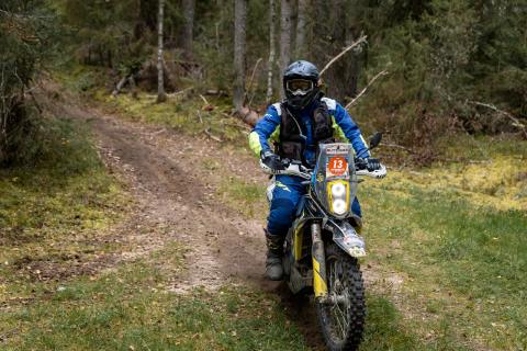 Mootorrattur metsaraja kurvis – Alakonnu Ralli 2025