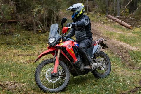 Mootorrattur metsaraja kurvis – Alakonnu Ralli 2025