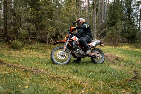 Mootorrattur metsaraja kurvis – Alakonnu Ralli 2025