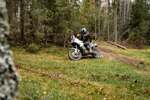 Mootorrattur metsaraja kurvis – Alakonnu Ralli 2025