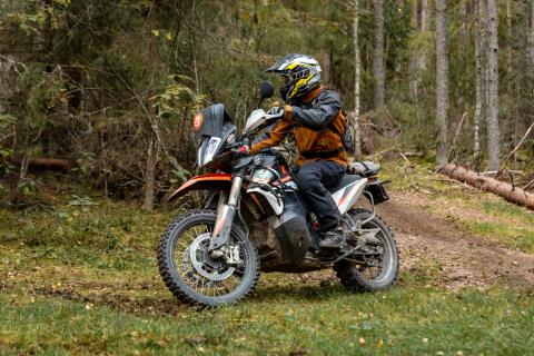 Mootorrattur metsaraja kurvis – Alakonnu Ralli 2025