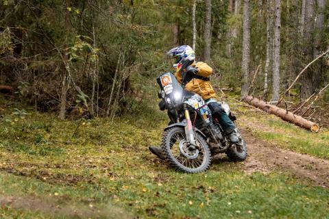 Mootorrattur metsaraja kurvis – Alakonnu Ralli 2025