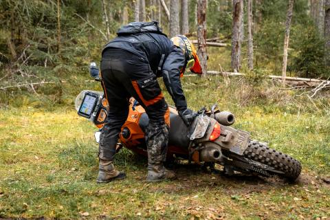 Mootorrattur metsaraja kurvis – Alakonnu Ralli 2025