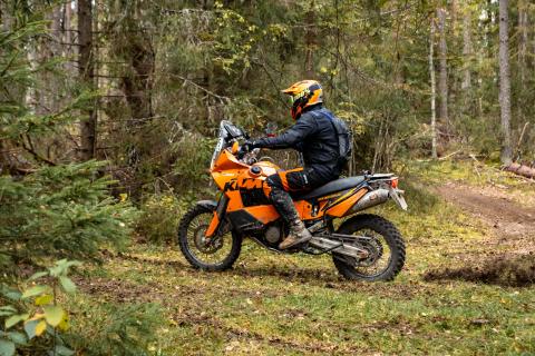 Mootorrattur metsaraja kurvis – Alakonnu Ralli 2025
