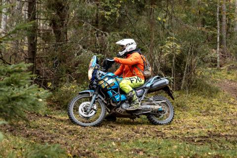 Mootorrattur metsaraja kurvis – Alakonnu Ralli 2025