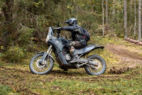 Mootorrattur metsaraja kurvis – Alakonnu Ralli 2025