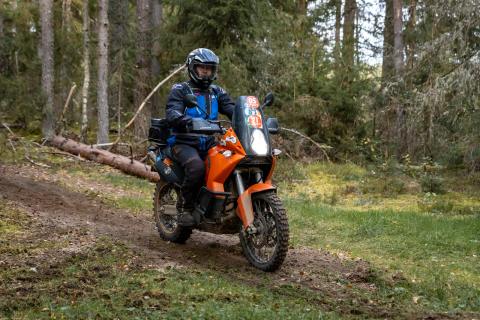 Mootorrattur metsaraja kurvis – Alakonnu Ralli 2025