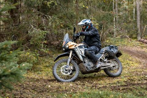 Mootorrattur metsaraja kurvis – Alakonnu Ralli 2025