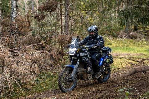 Mootorrattur metsaraja kurvis – Alakonnu Ralli 2025