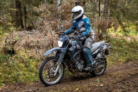 Mootorrattur metsaraja kurvis – Alakonnu Ralli 2025
