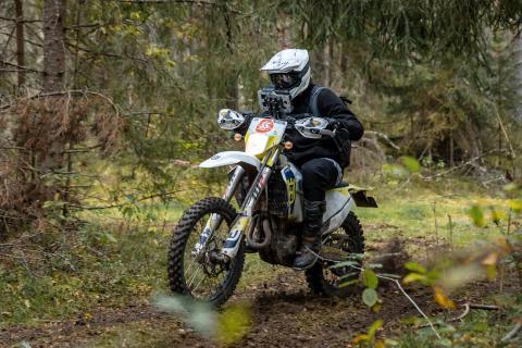 Mootorrattur metsaraja kurvis – Alakonnu Ralli 2025