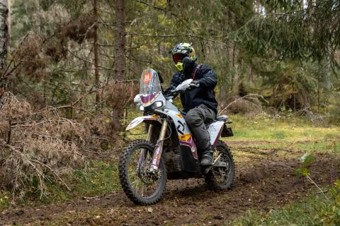 Mootorrattur metsaraja kurvis – Alakonnu Ralli 2025