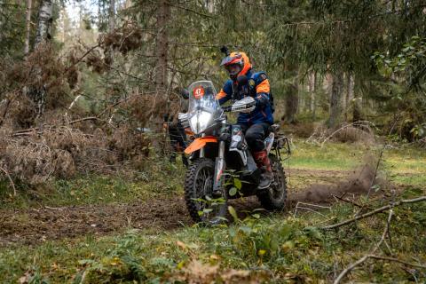 Mootorrattur metsaraja kurvis – Alakonnu Ralli 2025
