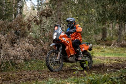 Mootorrattur metsaraja kurvis – Alakonnu Ralli 2025
