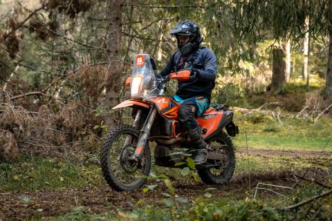 Mootorrattur metsaraja kurvis – Alakonnu Ralli 2025