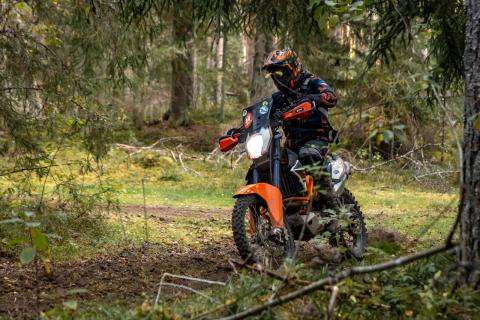 Mootorrattur metsaraja kurvis – Alakonnu Ralli 2025