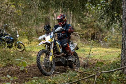 Mootorrattur metsaraja kurvis – Alakonnu Ralli 2025