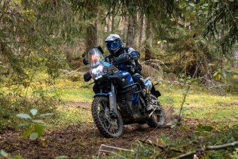 Mootorrattur metsaraja kurvis – Alakonnu Ralli 2025