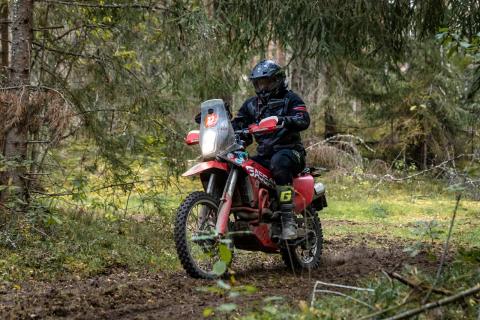 Mootorrattur metsaraja kurvis – Alakonnu Ralli 2025